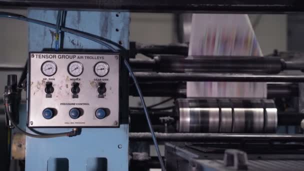 Bending Newspaper Sheets Machine Printing House New Newspapers Printed Multicolored — Video Stock