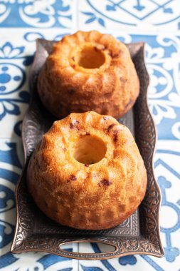 Kugelhopf, lezzetli ev yapımı pastırmalı ve otlu Gugelhupf. Yaklaş..