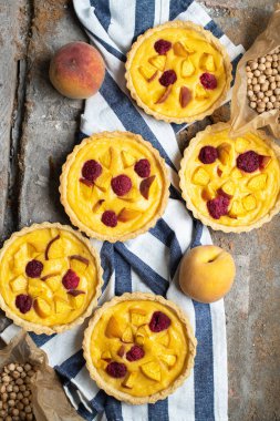 Ahududu ve şeftalili kremalı tart. Kapat..