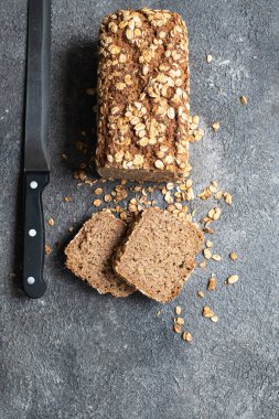 Taze pişmiş çavdar ekmeği dilimleri. Üst görünüm.