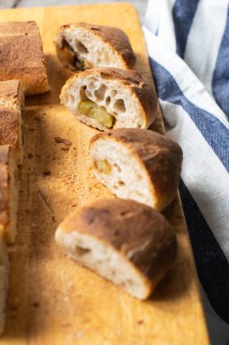Farklı dolgulu ekşi ekmek. Kapat..