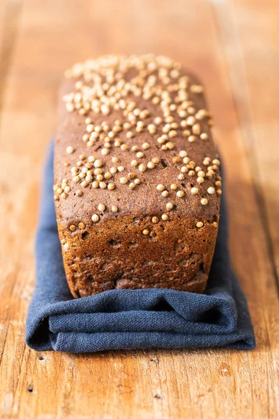 Meşhur Rus çavdar ekmeği kakule ve ahşap bir arka planda malt ile Borodinskiy. Kapat..