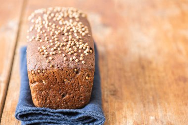 Meşhur Rus çavdar ekmeği kakule ve ahşap bir arka planda malt ile Borodinskiy. Kapat..