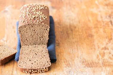 Meşhur Rus çavdar ekmeği kakule ve ahşap arka planda malt ile kesilmiş Borodinskiy. Kapat..