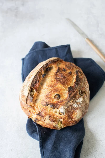 Σπιτικό Χειροποίητο Ψωμί Προζύμης Ελιές Υγιές Σπιτικό Ψήσιμο Και Παραδοσιακή — Φωτογραφία Αρχείου