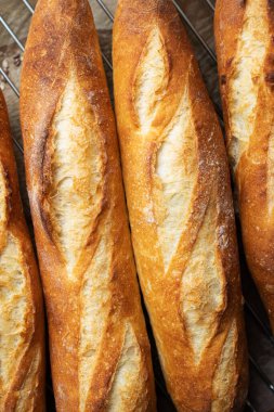 Taze pişmiş baget arka planda. Kapat..