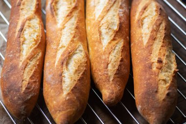 Taze pişmiş baget arka planda. Kapat..