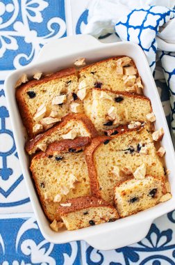 Ekmek (panettone) arta kalan muhallebi ve kuru üzümlü puding. Üst görünüm.