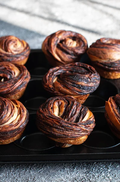 Chocolate Cruffin Hybrid Croissant Muffin Lot Butter Sprinkled Powdered Sugar — Stockfoto