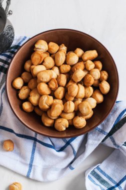 Shi - baursak, Kazak ulusal şenlik pişirme, beyaz arka planda küçük kızarmış donutlar. Üst görünüm.