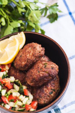 Kızarmış et koftası ya da bir kasede sebze salatasıyla servis edilen kebaplar. Kapatın. Ortadoğu gıda kavramı.