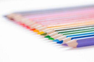 Tahta renkli kalemler. Beyaz bir kağıda yazılmış pastel kalemler..