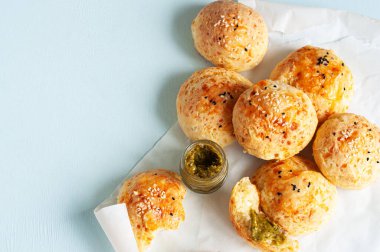 Ev yapımı küçük peynirli sandviçler, üzerine susam tohumları konmuş.. 