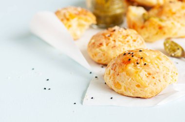 Ev yapımı küçük peynirli sandviçler, üzerine susam tohumları konmuş.. 