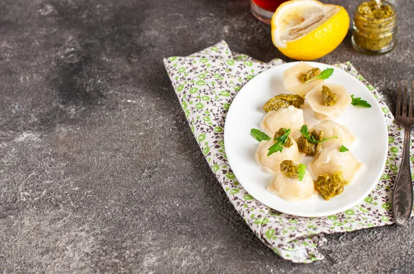 Hausgemachte Ravioli Mit Käse Und Pesto Kopierraum — Stockfoto