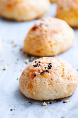 Susamlı ev yapımı peynirli ekmekler..