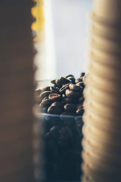 Ziarna Kawy Papierowe Kubki Kawę Koncepcja Wybiórczej Rzemieślniczej Kawiarni — Zdjęcie stockowe