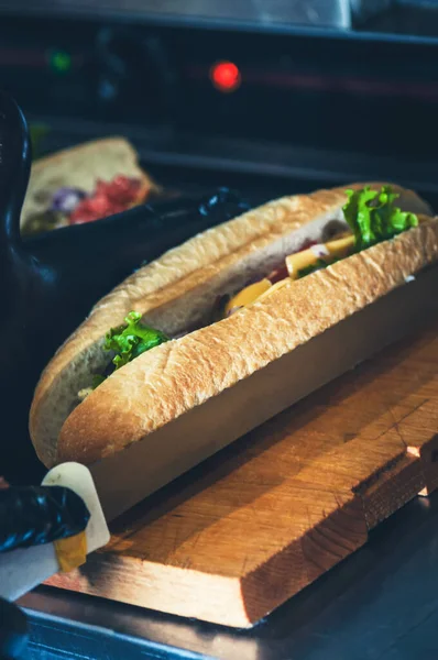 Sandwich Maak Verse Broodjes Met Sauzen Rundvlees Kaas Sla Voedsel — Stockfoto