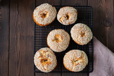 Taze pişmiş susam ve haşhaşlı simit. Üst görünüm ve kopyalama alanı.