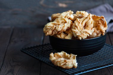  Melek kanatları, kızartılmış tatlı gevrek pasta, yakın çekim. Şenlikli yemek..