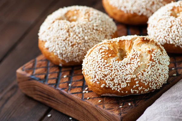 Freshly Baked Sesame Seeded Bagels Served Wooden Board Wooden Background — Stock Photo, Image