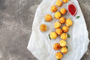 Kızarmış patates köftesi ve ketçap. Gri arka plan. Genel bakış. Boşluğu kopyala.