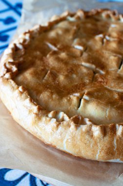 Tahtada süslemeli ev yapımı hamur hamurlu turta..