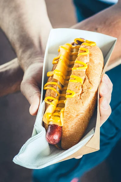 Vers Bereide Cheesy Hotdog Een Papieren Doos Een Hand Voedsellevering — Stockfoto