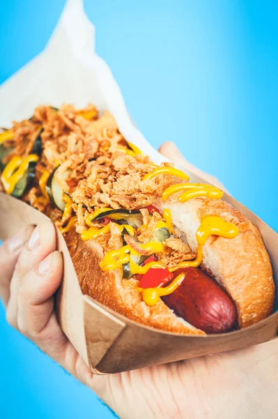 Vers Bereide Hotdog Met Weelderige Salsa Een Papieren Doos Voedsellevering — Stockfoto