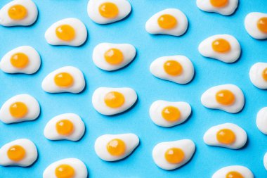 Yumurta şeklinde tatlı jöle şekerlemeleri. Üst görünüm.