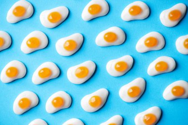 Mavi arka planda yumurta şeklinde marmelat. Üst görünüm.