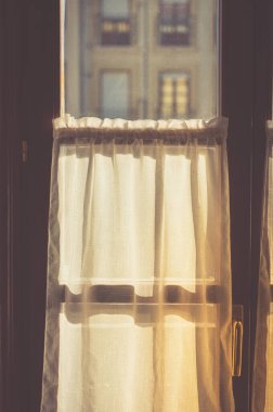 Güneşli bir günde, öğleden sonra.