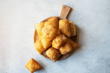 Geleneksel Kazak şenlikli pişirme - Gri arka planda tahta üzerinde Baursak. Kapat.. 