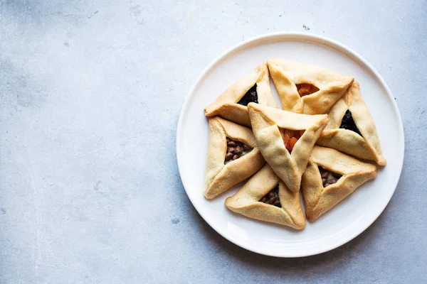 Hamantashen Különböző Töltelékekkel Egy Fehér Tányéron Szürke Háttérrel Hagyományos Bakinf — Stock Fotó