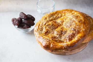 Ramazan borusu - Genellikle kutsal Ramazan ayında pişirilen Türk yassı ekmeği.
