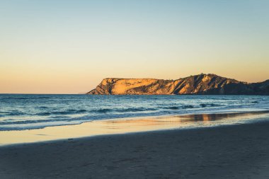 Günbatımında güzel okyanus kıyısı ve kayalık, Cantabria, İspanya.