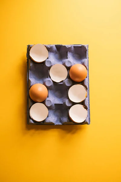 Cáscaras Huevo Huevos Enteros Cartón Vista Superior — Foto de Stock
