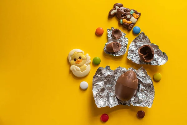 Fondo Pascua Chocolate Huevos Pascua Caramelos Colores Sobre Telón Fondo — Foto de Stock