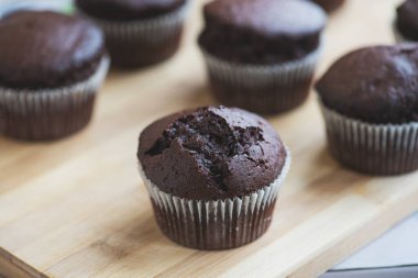 ahşap oyun tahtası çikolatalı kek. 