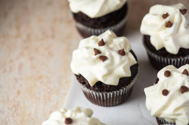 Krem şantili ve çikolata parçalı zengin çikolatalı kekler..