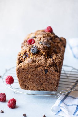 Çikolatalı ve ahududulu vanilyalı kek. Kapat..