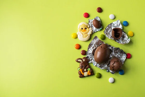 Fondo Pascua Chocolate Huevos Pascua Caramelos Colores Sobre Fondo Verde — Foto de Stock