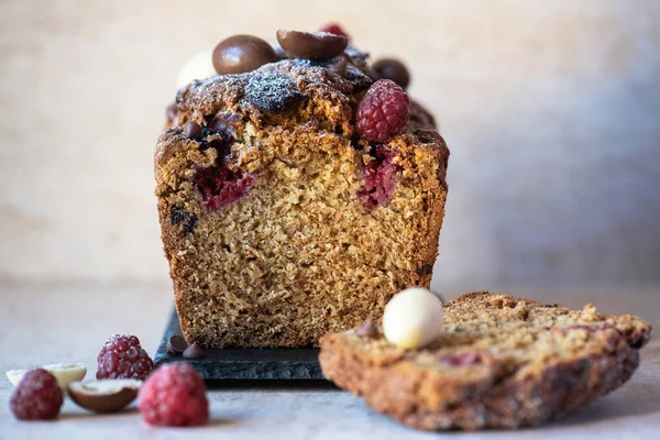 Torta Vaniglia Affettata Con Cioccolatini Lampone Vicino — Foto Stock