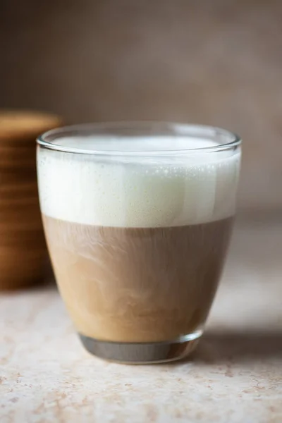 Hot Coffee Milk Foam Transparent Glass Close — Fotografia de Stock