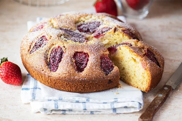 Affettato Deliziosa Fragola Una Torta Strato Velo Con Zucchero Vicino — Foto Stock