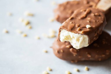 Çikolata jöleli vanilyalı dondurma..