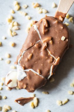 Badem vanilyalı dondurma ve çikolata jöleli..