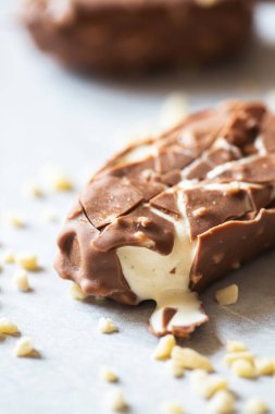 Çikolata jöleli vanilyalı dondurma..