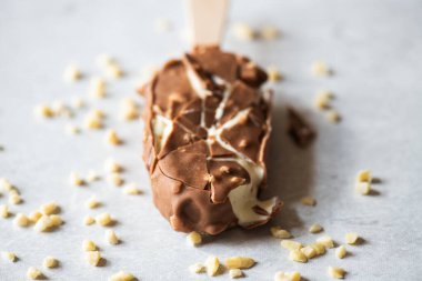 Çikolata jöleli vanilyalı bademli dondurma..