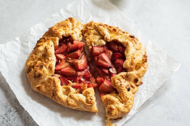 Puf böreği ve badem gevreğiyle çilekli yaz galeti.. 